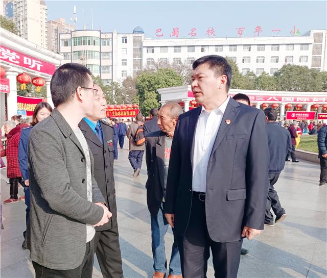 蒲应平认真查看现场咨询服务台和展示台,与工作人员